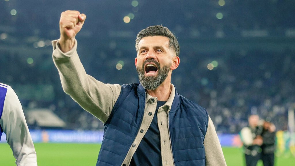 kumpel0494's tweet photo. „Hinter jedem furchtlosen Spieler steht ein furchtloser Trainer, der sich weigerte, ihn zu etwas anderem als dem Besten zu machen.“ 

Und hinter jedem furchtlosen Trainer steht ein Fan, der sich weigerte, ihn bei der ersten schweren Phase fallen zu lasen!

Attacke Miron ⚒️ #S04 https://t.co/EqT2kYcYro