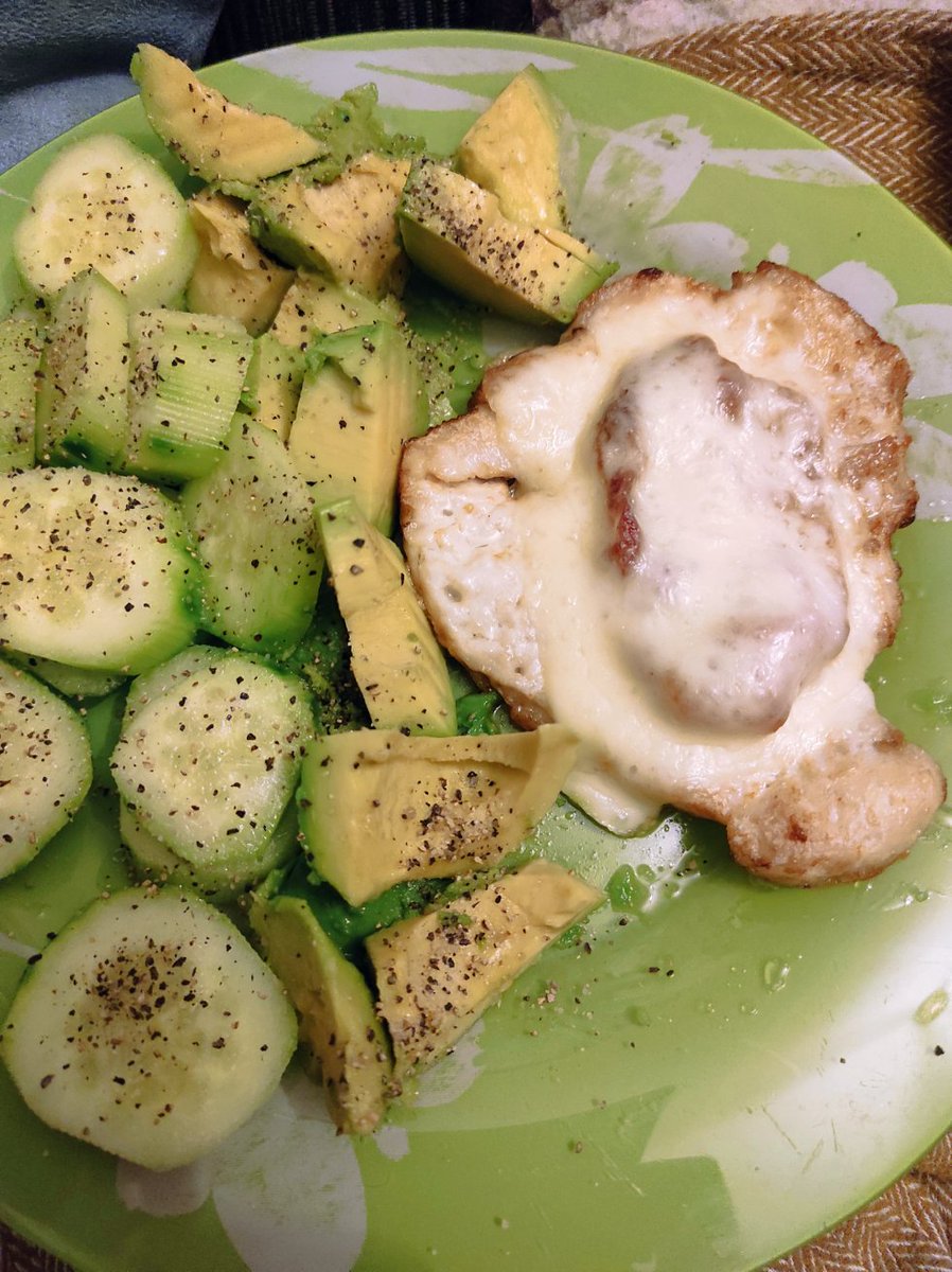 Vēlās brokastis. Visideālākās garšas man-gurķītis, avokado, pa virsu citronpipari, bet, kas pats garšīgākais- vistas fileja ar bekonu un sieru, kas cepta airfryerī. https://t.co/i1fQC2utTs