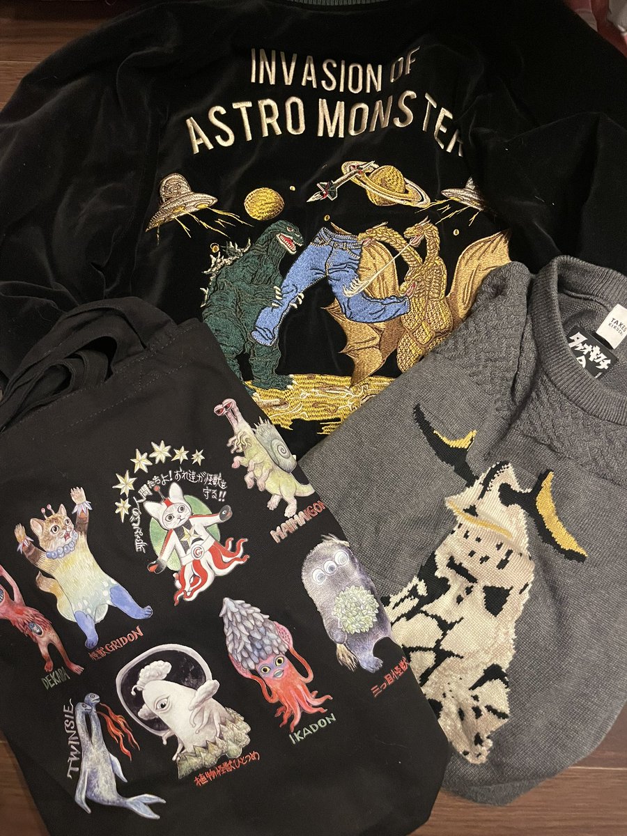 今日のワンフェスコーデ？　スカジャン、ニット、バッグで怪獣好きを強めにアピール❤️