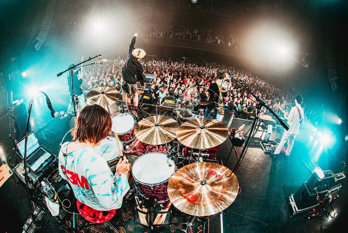 KYUSO_NEKOKAMI's tweet photo. 【#ブクロック !!】

◾️2/8 @ Zepp Haneda
「ブクロックフェスティバル2026」

リハ.ビビった/家/家/家
1.ウィーワーインディーズバンド!!
2.スピりスピられ
3.The band
4.変な踊り
5.ネコカミたい
6.DQNなりたい、40代で死にたい
7.夢想花
8.家(急遽)
9.家(急遽)

photo @musicmagic3923 https://t.co/xq2vC3Mb4l