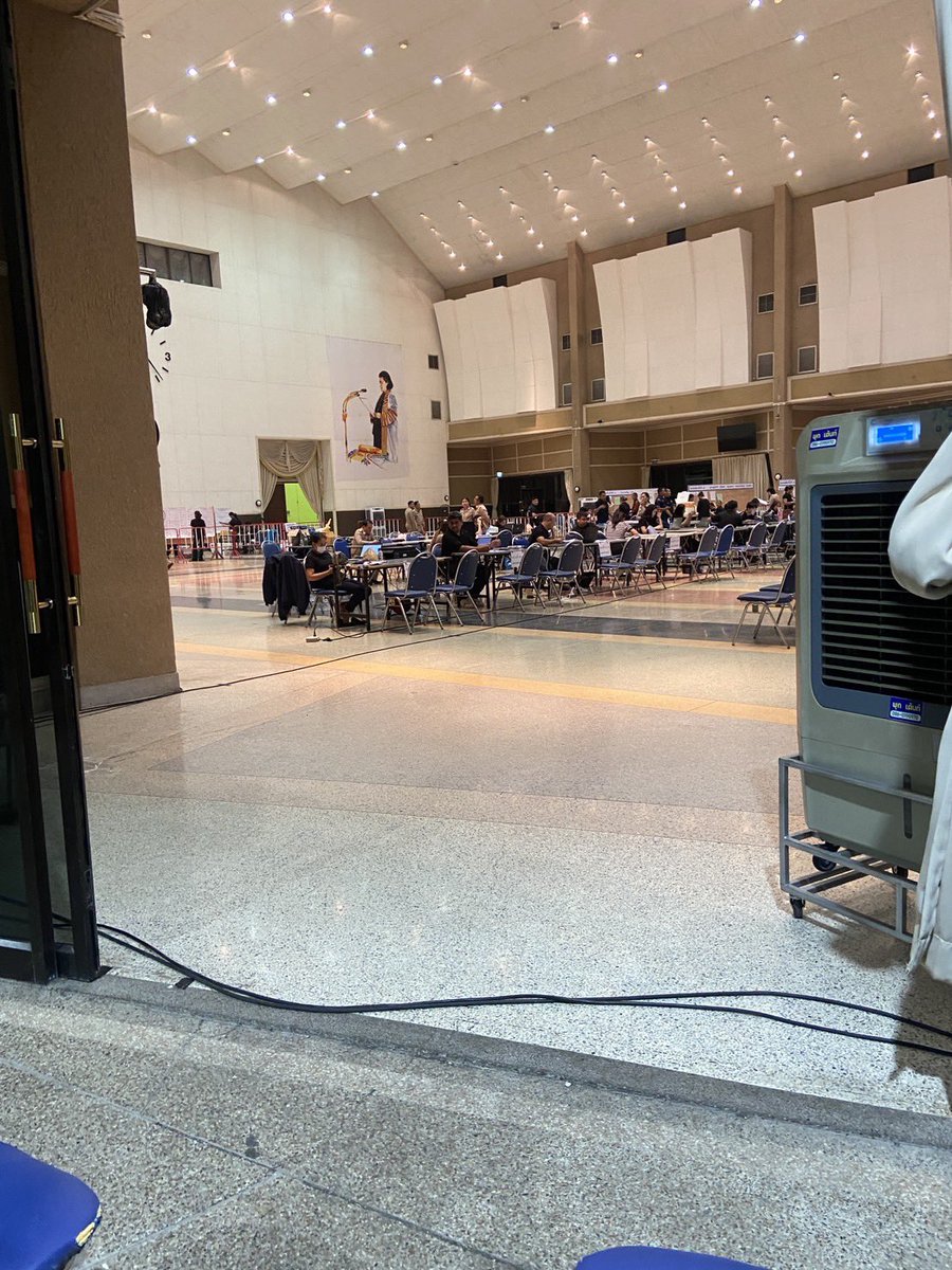 ปทุม เขต 7 หน่วยในมหาลัยราชมงคล ไม่ให้ประชาชนเข้าไปดูการนับคะแนนด้านใน อ้างว่าเป็นอำนาจของเขา ละบอกนับเสร็จแล้ว
เขตบ้านใหญ่ปทุม
#เลือกตั้ง69