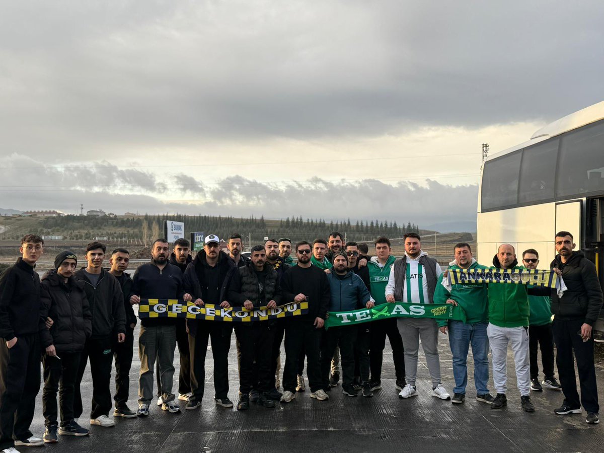 Deplasman yolculuğunda karşılaştığımız Teksaslı kardeşlerimizle bir araya geldik. Oynayacakları müsabakada kendilerine başarılar diliyor, yollarının açık olmasını temenni ediyoruz.