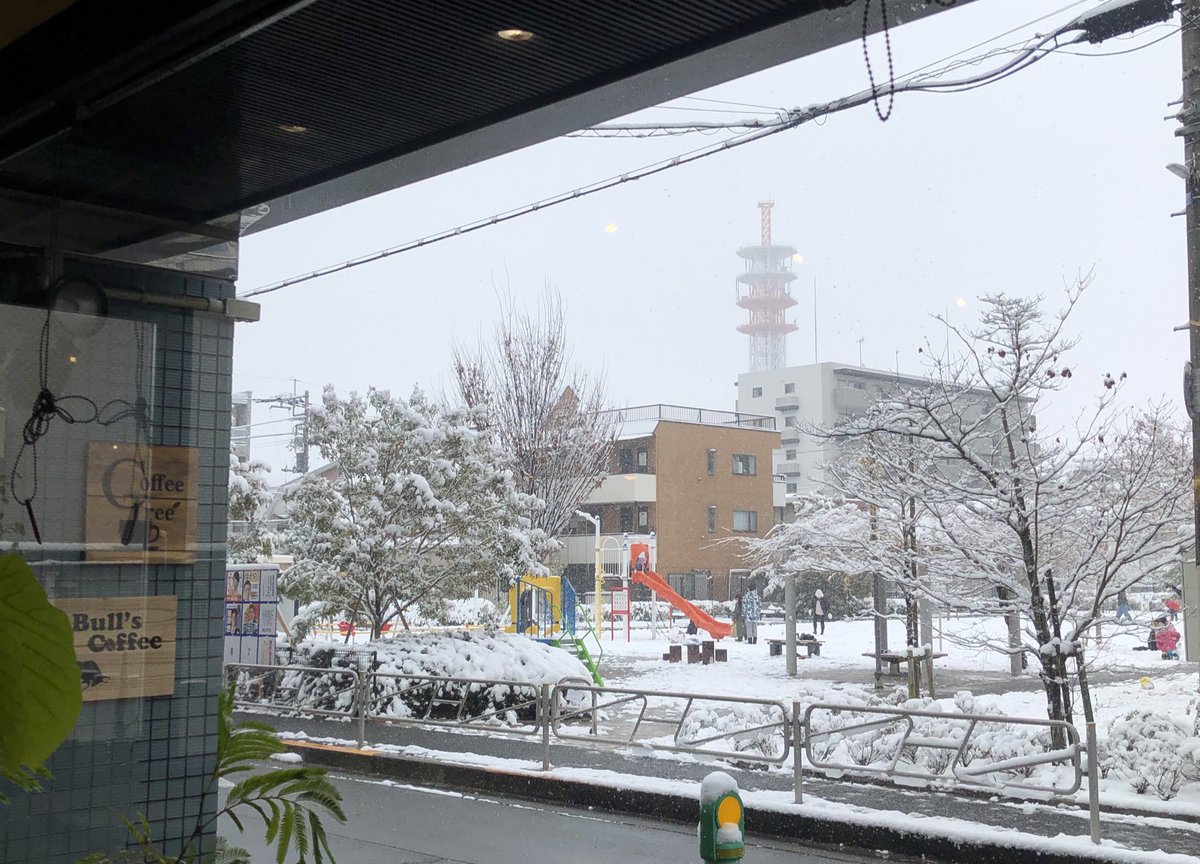 Coffee_tree_mh's tweet photo. 本日も寒い中ご来店ありがとうございました☕️
次の営業日は14日(土)です🍞よろしくお願いいたします🌳
#カフェ #自家焙煎珈琲 #京王八王子駅徒歩7分 #雪景色 #なかよし公園 https://t.co/6U8x9uHKT7