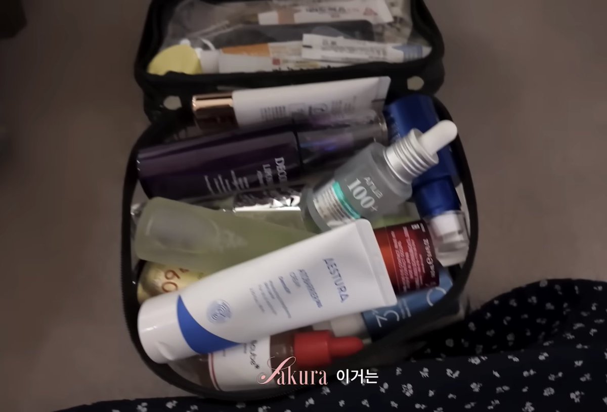 s2_jennkura's tweet image. 肌年齢17歳を叩き出した宮脇咲良さんのスキンケアポーチバカデカくてわろた