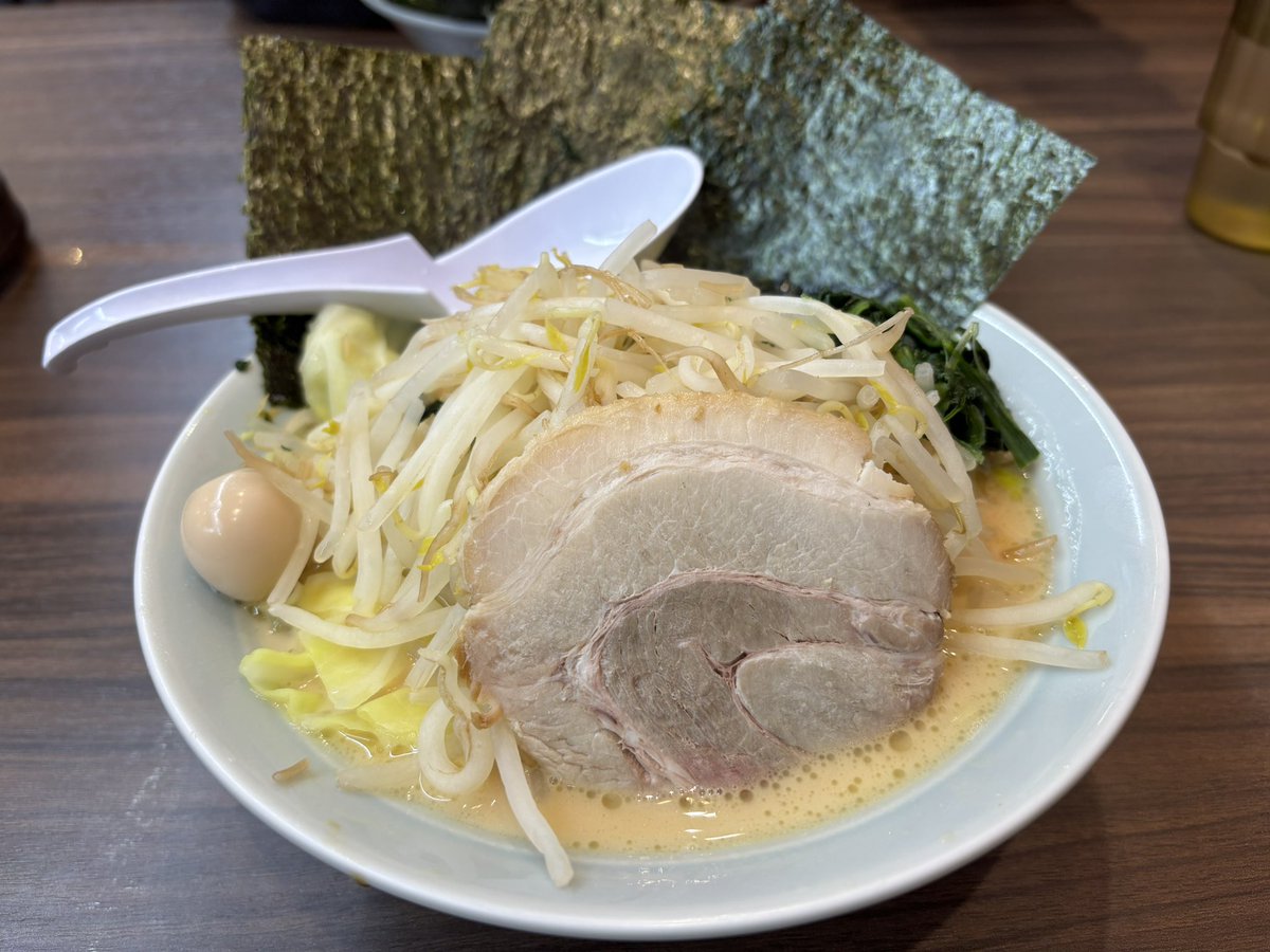 着丼してまずは数秒、どんぶり皿を包み込んで両手をあたためました🍜
#ヴェルディラーメン部