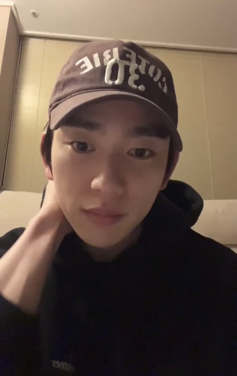 “Hello~ 👋 long long time no see”
“I went to workout not too long ago, since it’s too cold so I come (to have livestream). At home”
“Nope, I don’t have makeup on. Today is resting day”
“I have to eat dinner. Before workout, I had chicken breast, I haven’t had dinner yet”