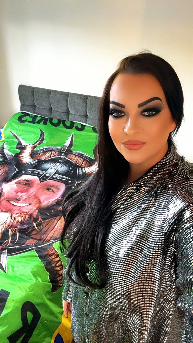 Story time! A lovely person bought this flag for £100 from the <a href="/MurdishawM/">Murdishaw Massive</a> for a very good cause, the link is below. I said I’d use it as a duvet for a night and here it is. Brad Cooke gone but not forgotten 😂.       gofundme.com/f/oliver-mahon…