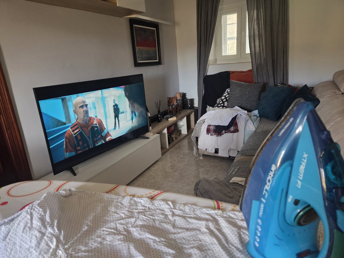 crisda9delgado's tweet photo. Domingos de plancha y Netflix. 😅 #Netflix #plancha #laboresdelgogar #FelizDomingo para los que puedan. 🤣 https://t.co/Uru5aGsf9S