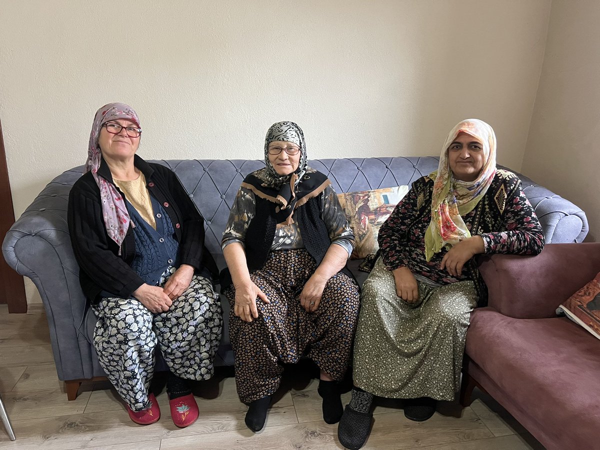 cigdemboz's tweet photo. Feminist iktisat yaptıklarını bilmiyorlar tabi çeltik, günebakan üretimi ve inek, keçi bakımı hakkında konuşurlarken. https://t.co/GJwL3R3Skj