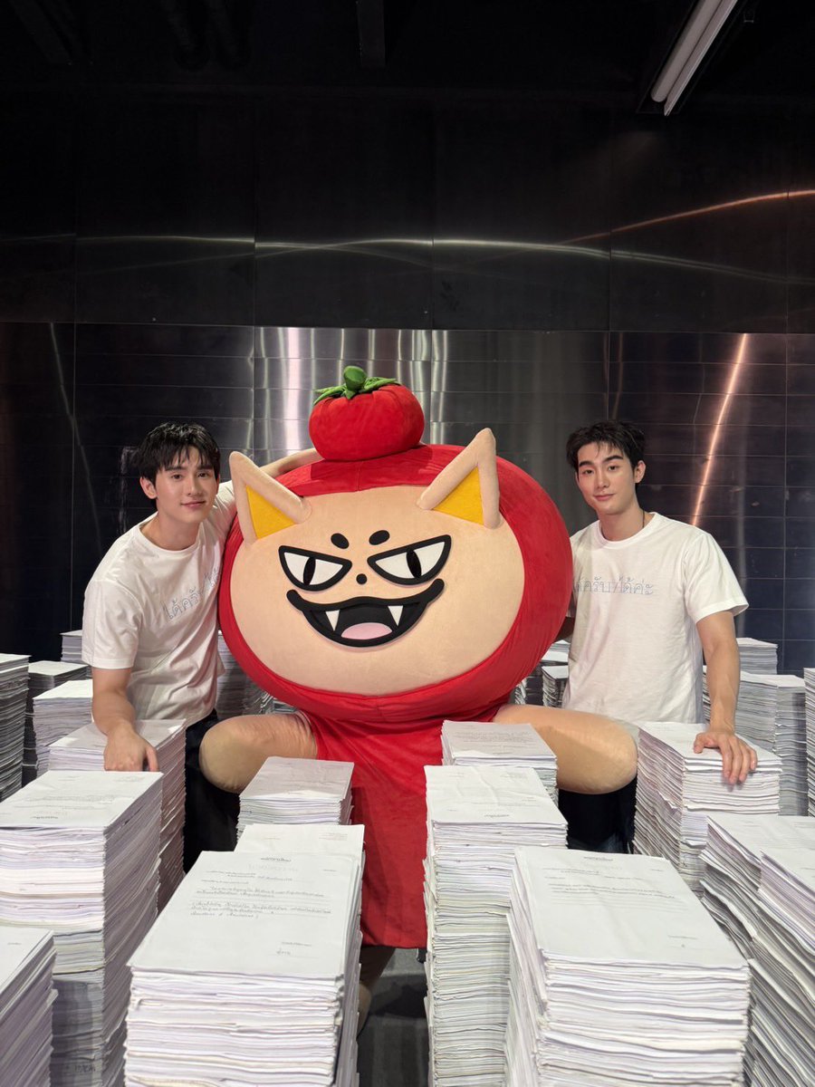 tomafox_gmmtv's tweet image. ท่านปะทานฟ้อกพา ปปกะพ่อบุ๊คมารายงานตุววว 🦊🍅
#SFxForceBookTomafox
#TOMAFOX