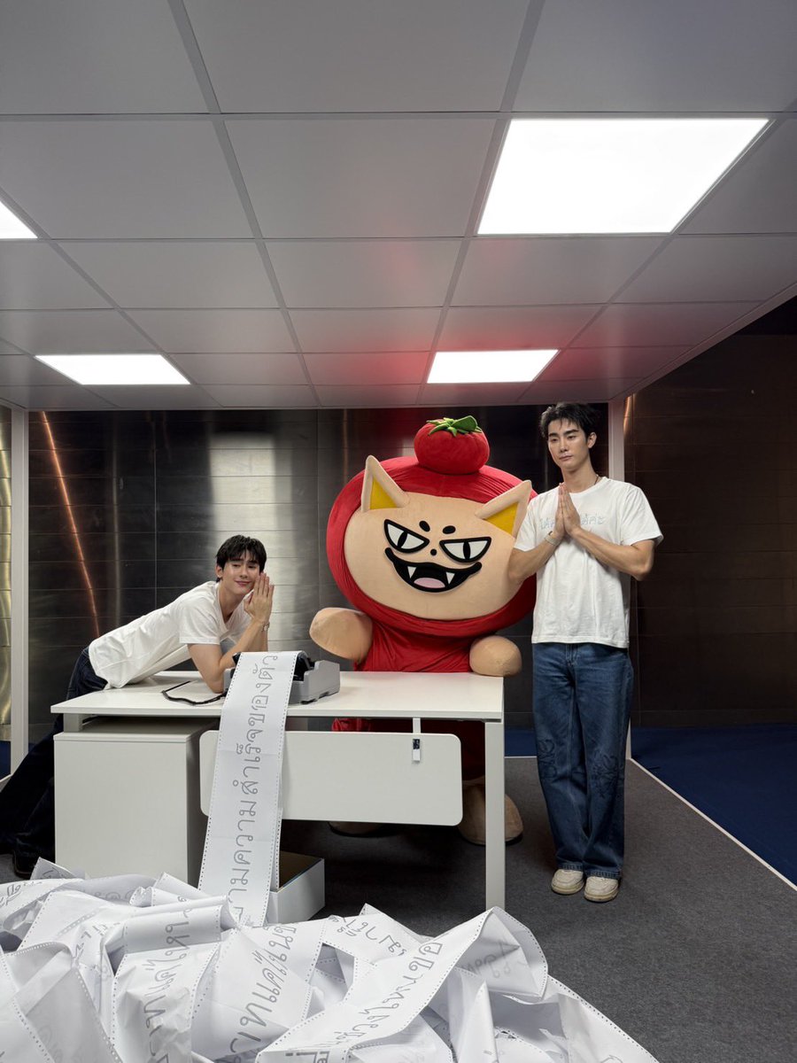 tomafox_gmmtv's tweet image. ท่านปะทานฟ้อกพา ปปกะพ่อบุ๊คมารายงานตุววว 🦊🍅
#SFxForceBookTomafox
#TOMAFOX