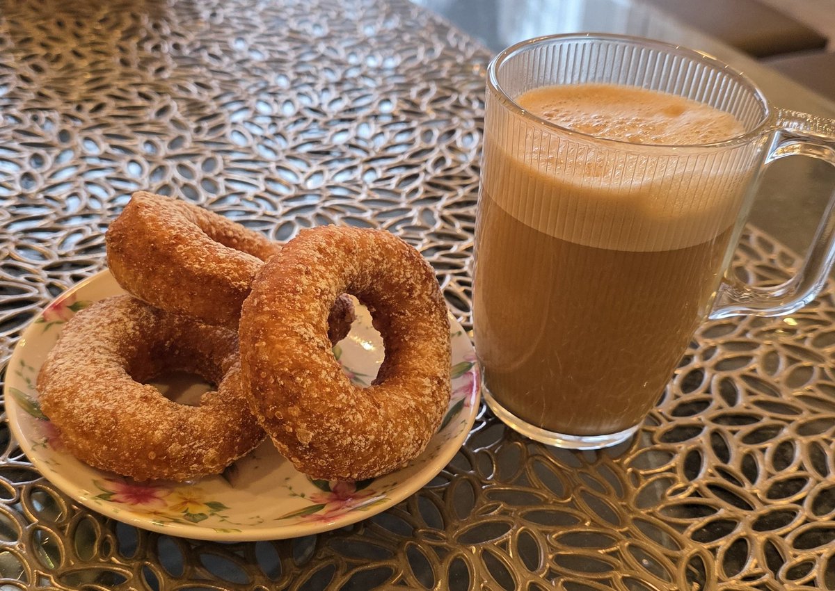 A może by tak zacząć tłusty czwartek już teraz 😁

Jeszcze cieplutkie do kawusi idealne 🥯

A Wy team kupne czy robione❓️

Miłego dnia ☕️