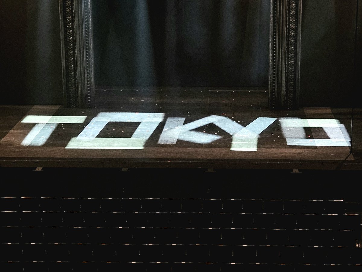 jp_prettywoman's tweet photo. 本番前の舞台面に、スタッフチームからのあたたかな愛が…💖

なんと舞台面に「TOKYO FINAL」のライティングが💡
千穐楽を迎える特別な一日に、カンパニーの心がひとつになる #MyPrettyMoment なサプライズでした📸 https://t.co/XgGn3nofxN
