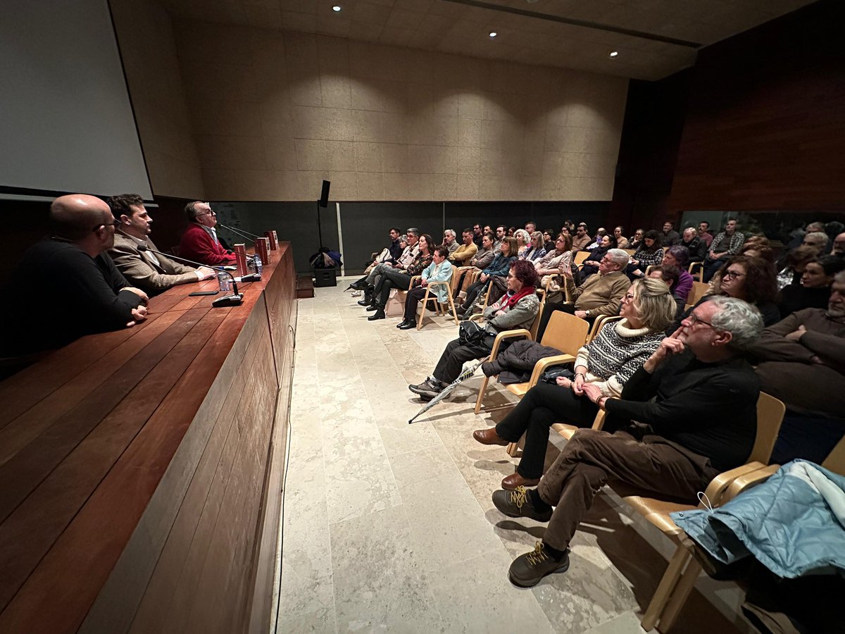 DiputacionZA's tweet photo. Durante la tarde de ayer, el diputado de #Cultura y Turismo, @vlpzamora , asistió a la presentación del libro ❞𝑹𝒐𝒎𝒂𝒏𝒄𝒆𝒔 𝒕𝒓𝒂𝒅𝒊𝒄𝒊𝒐𝒏𝒂𝒍𝒆𝒔 𝒚 𝒄𝒂𝒏𝒄𝒊𝒐𝒏𝒆𝒔 𝒏𝒂𝒓𝒓𝒂𝒕𝒊𝒗𝒂𝒔 𝒅𝒆𝒍 𝒏𝒐𝒓𝒐𝒆𝒔𝒕𝒆 𝒛𝒂𝒎𝒐𝒓𝒂𝒏𝒐❞, del autor José Manuel Fraile Gil. https://t.co/38e0NBRBe2