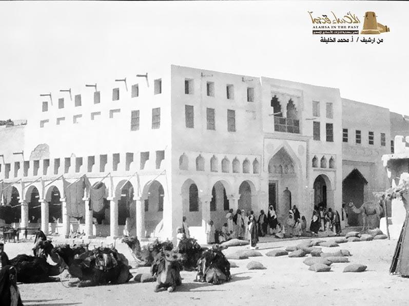 مبنى مكتب القصيبي بالهفوف 1924م. 

استخدم  لاستقبال وتسجيل الموظفين الجدد في بداية أعمال شركة الزيت ستاندرد أويل أوف كاليفورنيا (سوكال) في المنطقة، ثم تحول لمبنى للمالية، ثم لمركز للشرطة.

التقطت هذه الصورة في مايو سنة 1924م، على يد العالِم الجيولوجي السويسري أرنولد هايم.