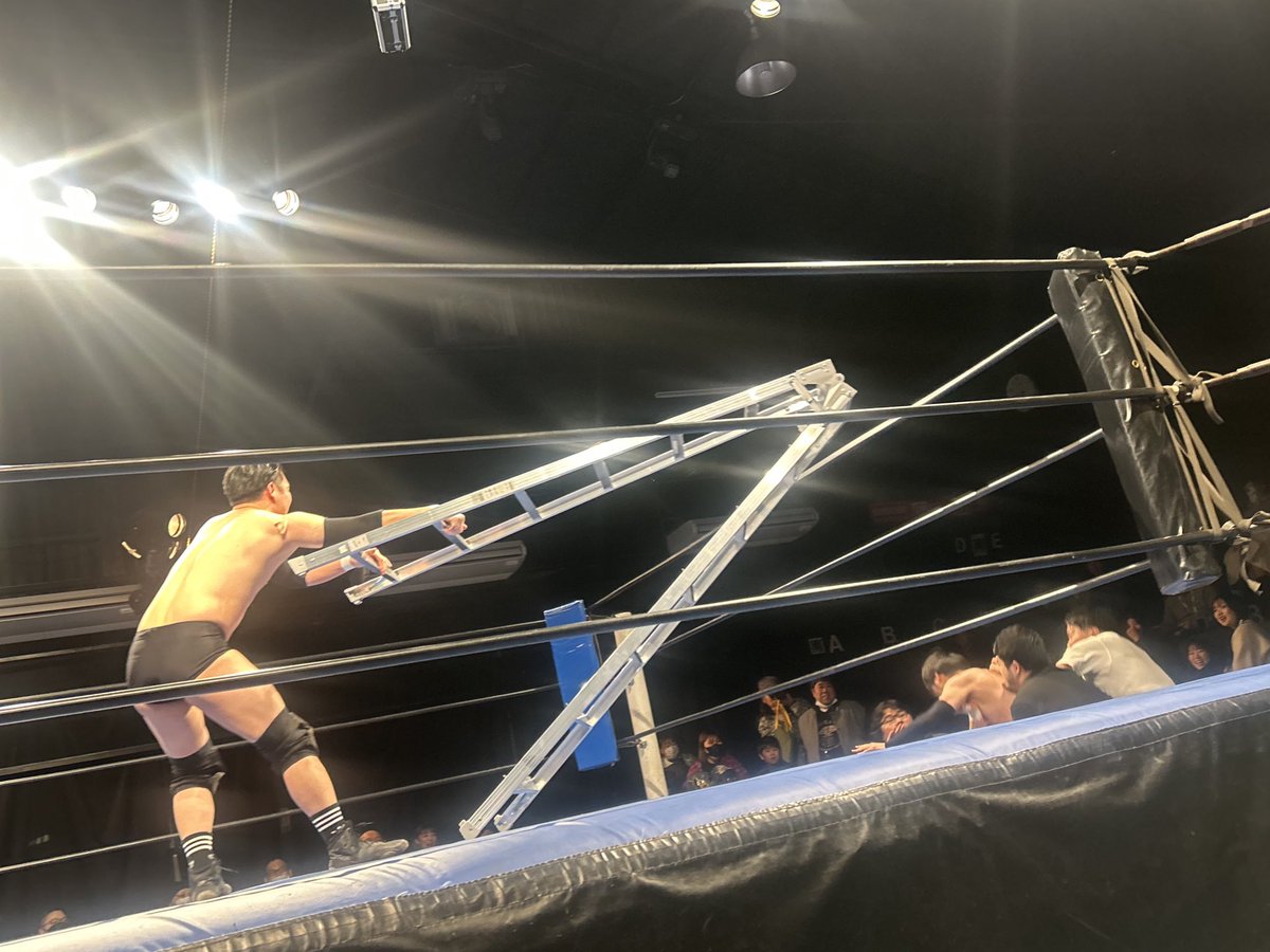 tommy_shanshan's tweet photo. AZW
「ALL OR  ZERO」
第1試合
AZWワールドチャンピオンシップ挑戦権利争奪ラダーマッチ

コップのフチ正信さん、美乳輪 光、
U THE PUNCH★、DANSHOKU、
シルガデター・スマタローン、DMP

③🤣🤣🤣ライバルを振り落とすとはまさにこの事か！ https://t.co/nQrRHtDoJK