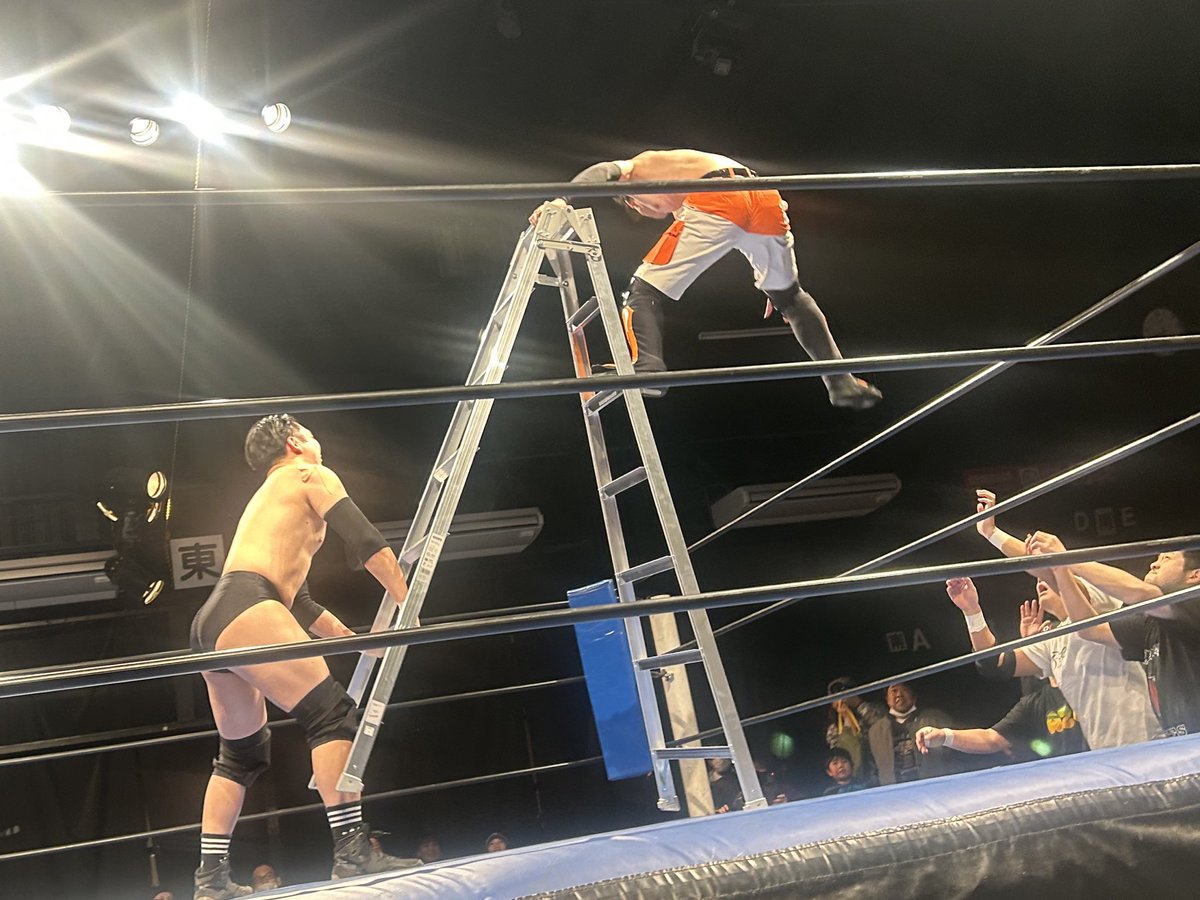 tommy_shanshan's tweet photo. AZW
「ALL OR  ZERO」
第1試合
AZWワールドチャンピオンシップ挑戦権利争奪ラダーマッチ

コップのフチ正信さん、美乳輪 光、
U THE PUNCH★、DANSHOKU、
シルガデター・スマタローン、DMP

③🤣🤣🤣ライバルを振り落とすとはまさにこの事か！ https://t.co/nQrRHtDoJK