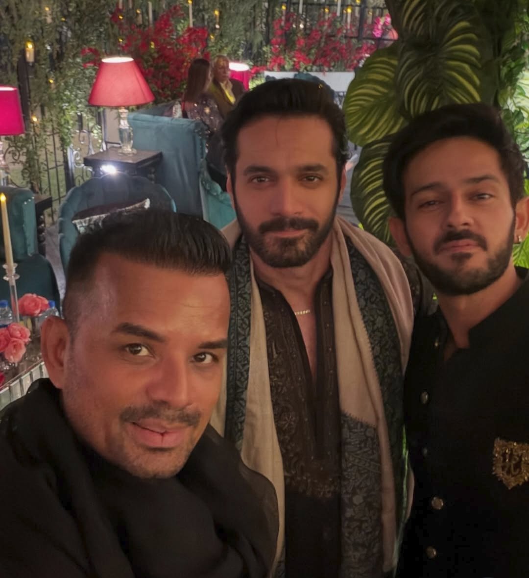 Hyyy we got Wahaj and Mahira's selfie... Pretty people 😻

Btw Wahaj in a black kurta and shawl 🫠 you should definitely post it man!!

#WahajAli #MahiraKhan