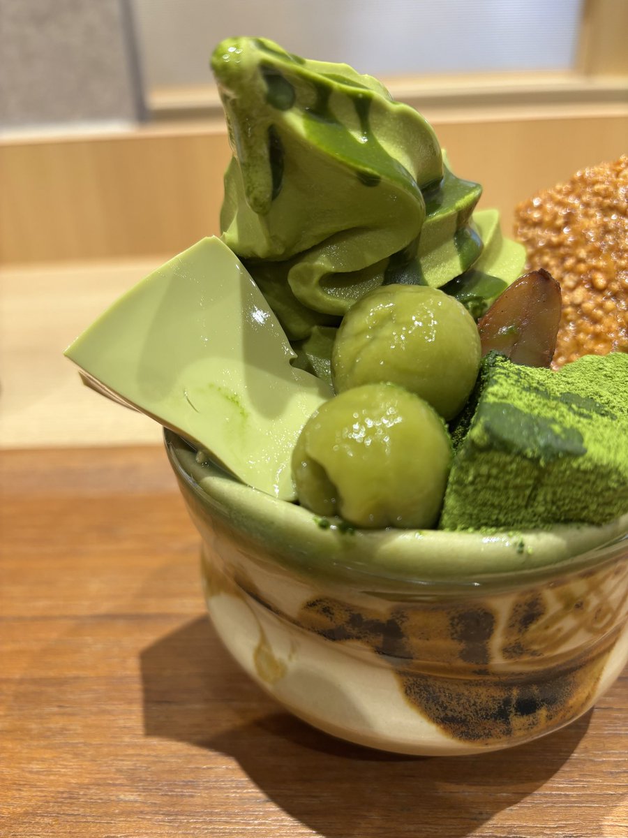 甘党　まえだの抹茶パフェをいただきました😋
凄く美味しくて、リーズナブルで驚いております🤩
美味しかったので色々調べたら、ボーロを作っている会社のお店らしいですよ。
#抹茶パフェ
#梅田駅