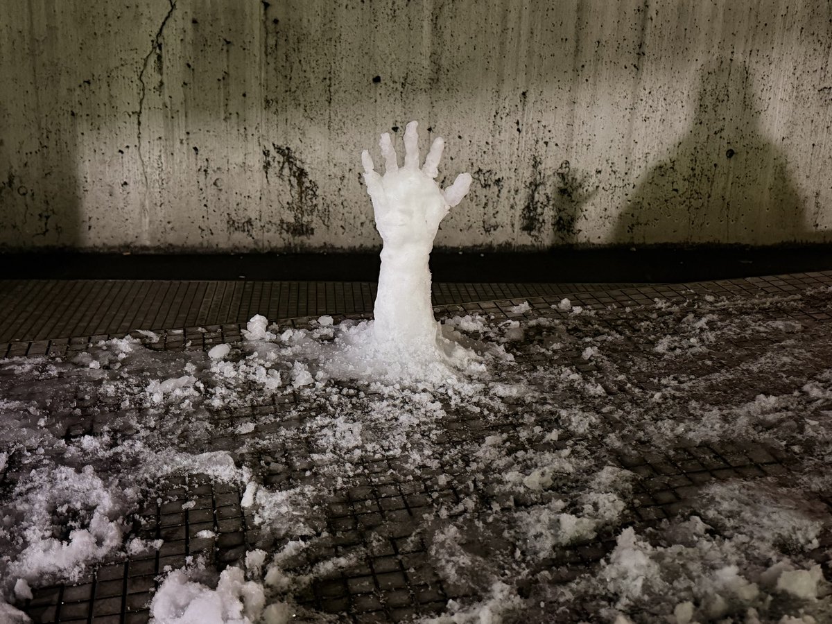 kusukusu723's tweet image. ワンフェスの帰り、幕張メッセからのバス乗ろうとしたらめちゃくちゃ秀逸な手の雪だるま(?)があってじゃっかんびびりました。流石ワンフェスって感じ🖐️