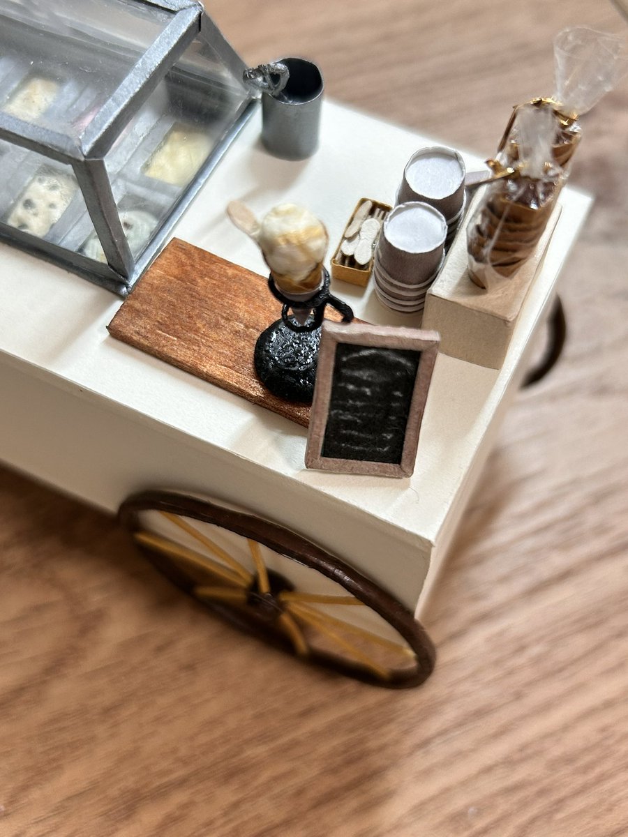 店内いい感じに作ってます！
カップは、仕事の昼休みに作ってました😅

木のスプーンも1個1個カットしてます！

#折り紙 × #ミニチュア = #カミニチュア 
#フェイクスイーツ #ハンドメイド