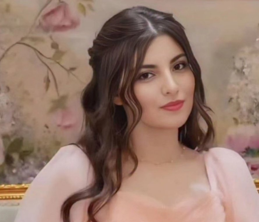 #فاطمه_علیزاده باردار بود و به زودی صاحب بچه میشد.
فاطمه 28 سالش بود و در شهر رشت توسط جمهوری اسلامی با شلیک به شکمش زخمی شد.
پیکر فاطمه رو چند روز بعد در بیمارستان رشت با گلوله ای بر روی صورت پیدا کردند.