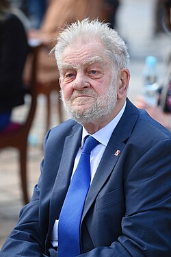 Wokół okrągłego stołu narosło wiele mitów.
Po pierwsze, nie było tam Solidarności. Po drugie, wmówiono Polakom, że było to zwycięstwo, a była to kapitulacja – powiedział Andrzej Gwiazda, współtwórca Wolnych Związków Zawodowych na Wybrzeżu, jeden z legendarnych liderów