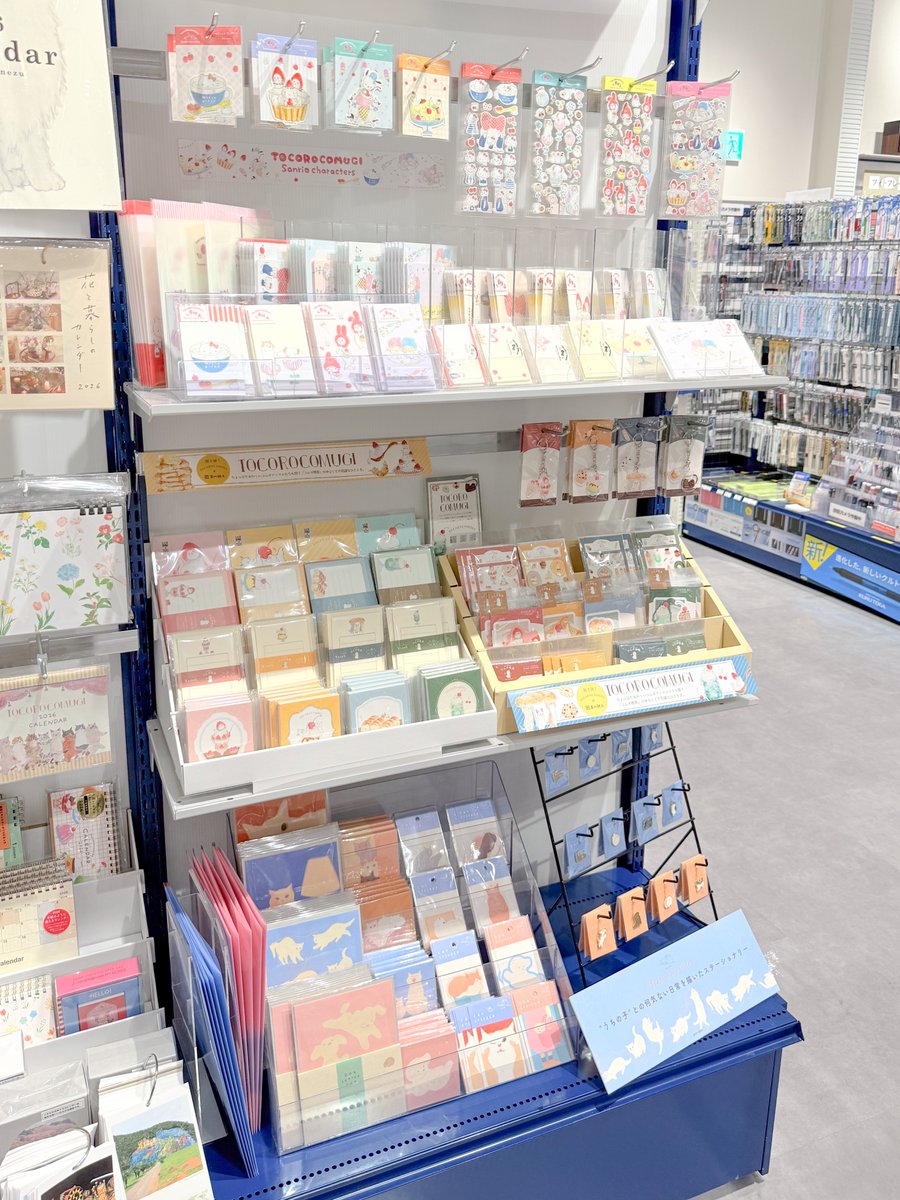 トコロコムギ🐈
可愛いにゃんこの絵が素敵な文房具として新登場！
サンリオコラボ商品も併せて入荷しています😍

大流行中のシールやちょっとしたお礼に使えるレターセット、ポチ袋など種類も豊富です♪
ぜひ店頭で可愛さをお確かめください🩷🩶
#文房具　#トコロコムギ　#シール　#ステーショナリー