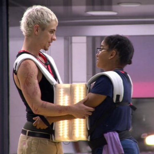 eumorlis's tweet image. Milena: "Eu chorei na cena do cemitério, que Joui foi despedir e sumiu."

Juliano: "O Kaiser disse que iria até o inferno buscar ele, né?"

Milena: "Sim, o Arthur também."

Juliano: "Eles eram fodas."

Milena: "O trio de ouro..."

Juliano: "... Agora o Arthur tá sozinho." # bbb