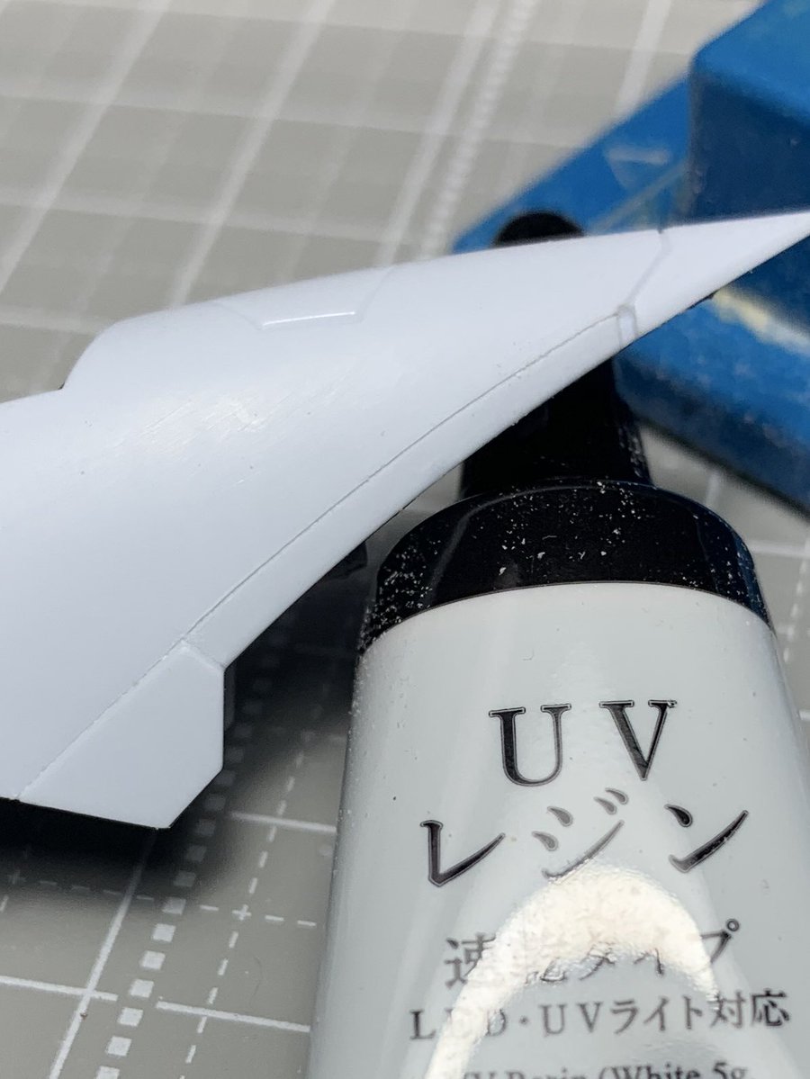 雪かきで疲れて筋彫り腕装甲の四箇所だけ
羽は胴体伸ばしたので4mm伸ばしのと
何故か羽のモールドにダボ穴出るんで埋めた