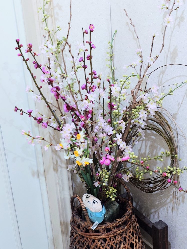 午前中に投票いったら梅が咲いており
もうじき春だね