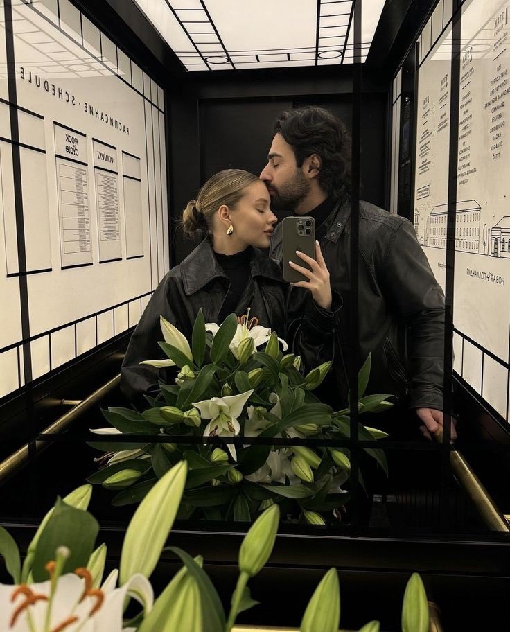 ceelune_'s tweet photo. forehead kisses >>>> https://t.co/WpIZKBI3Iz
