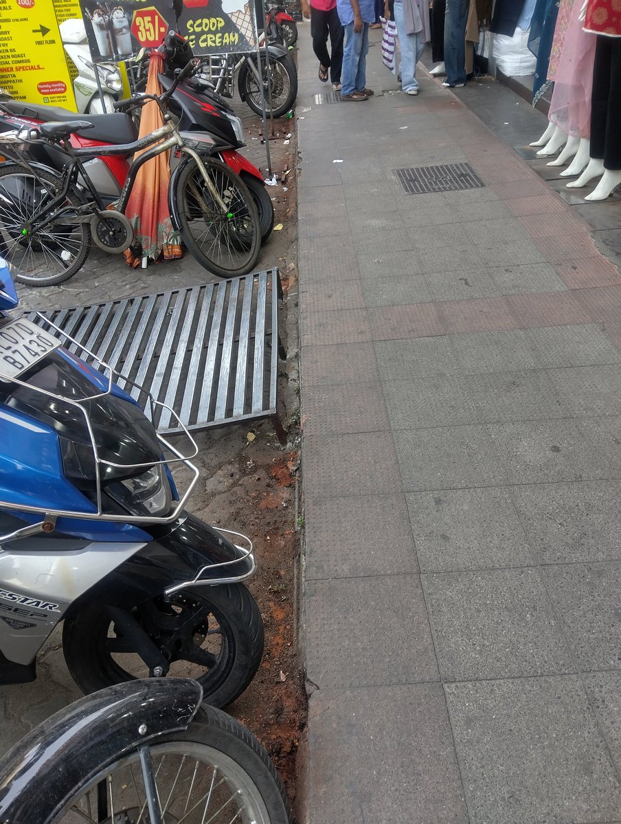 Kerala is staring at a respiratory disease epidemic with the amount of pan masala spit. Scene from Ernakulam Broadway. Public awareness campaigns alone won't work, fine the spit out of these migrant spitters. <a href="/CMOKerala/">CMO Kerala</a> <a href="/ron_of_kochi/">Ron of Kochi</a> here's a story you need to do.