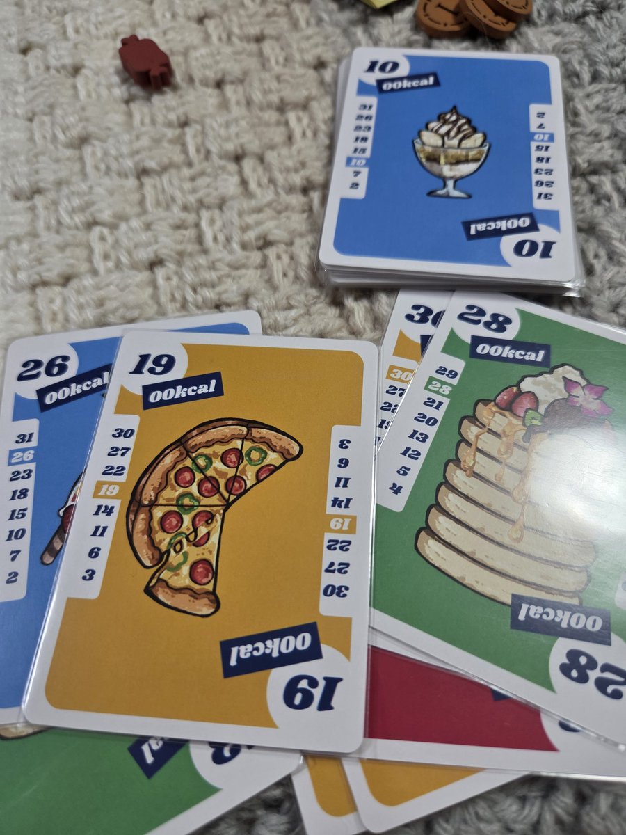 bpfishingclub's tweet photo. 🎲:それ何キロカロリー？

非常に良くできたバースト系トリテ。
【他人をバーストさせて蹴落とす快楽】の要素がほぼ削り落とされてる（出来なくはないが、他人を蹴落とすと自分が高確率で死ぬので実質できない）。

その代わりに、【バーストするかしないか】が絶妙なバランスになってて、面白かった。 https://t.co/r6mfLAsc9w