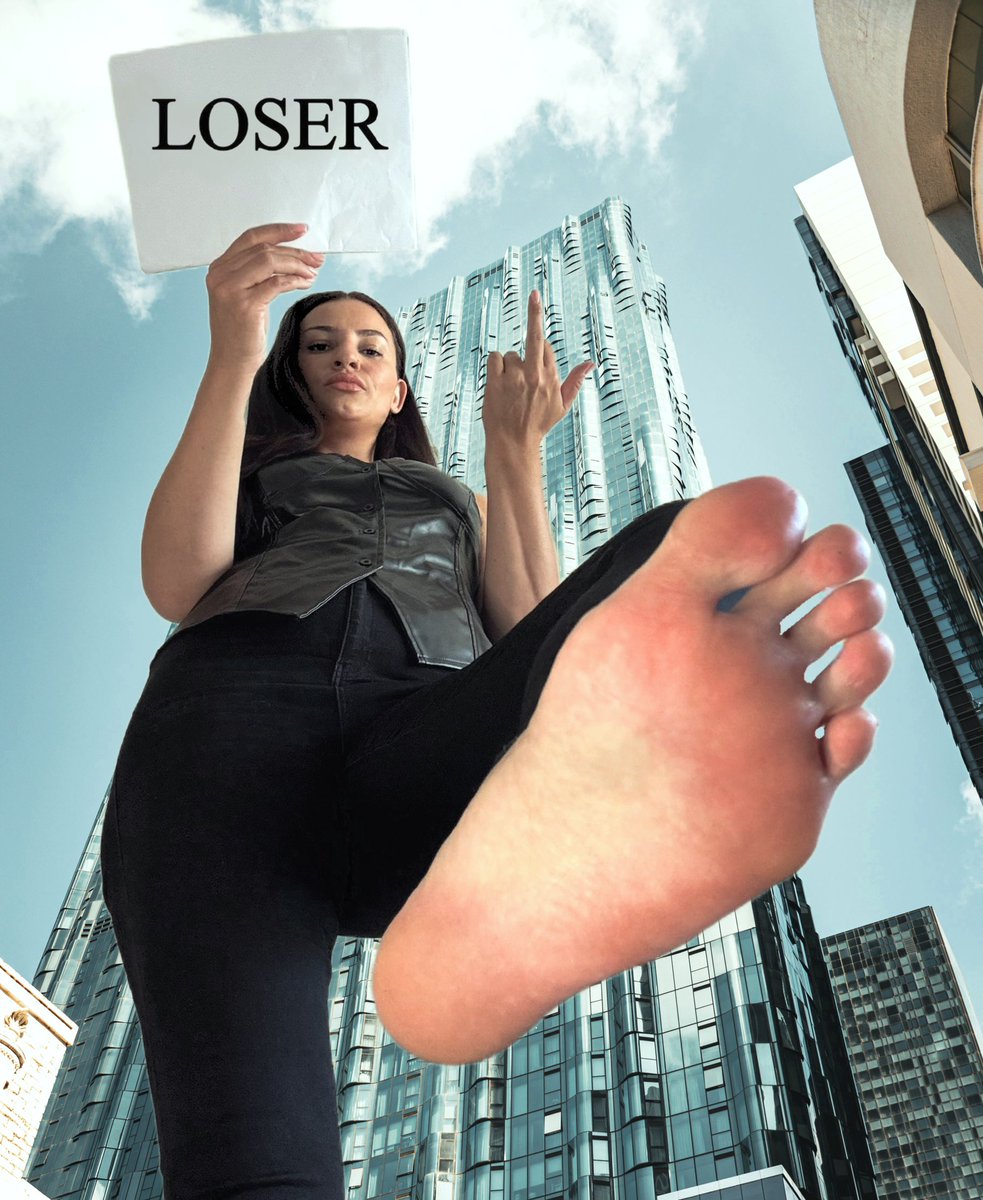 Badgerontheroof's tweet photo. Read the sign 😈 @Lilliemai123 #giantess https://t.co/g0FePqGx7v