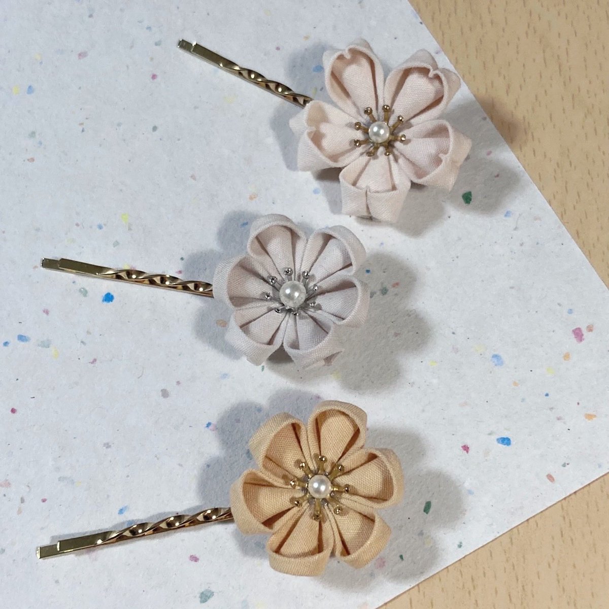 つまみ細工のお花のヘアピンです。
自分で草木染めした布で作っています。
minneで販売中です！

#ハンドメイド
#草木染め
#つまみ細工
#ヘアピン
#minne
#秋田