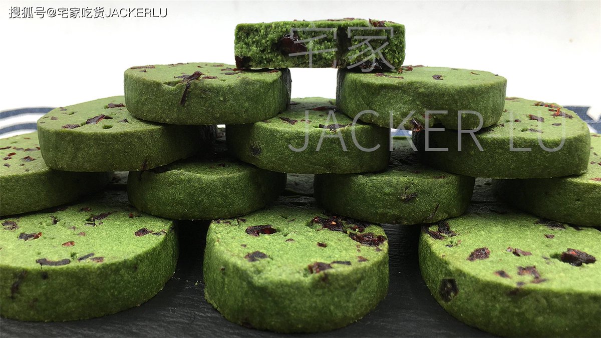 memyselfbread's tweet image. Spent the afternoon baking matcha shortbread—crunchy, slightly bitter, perfectly sweet! Pro tip: Chill dough 30 mins for clean cuts. Who’s trying this cozy bake  #BakingJoy #MatchaMagic