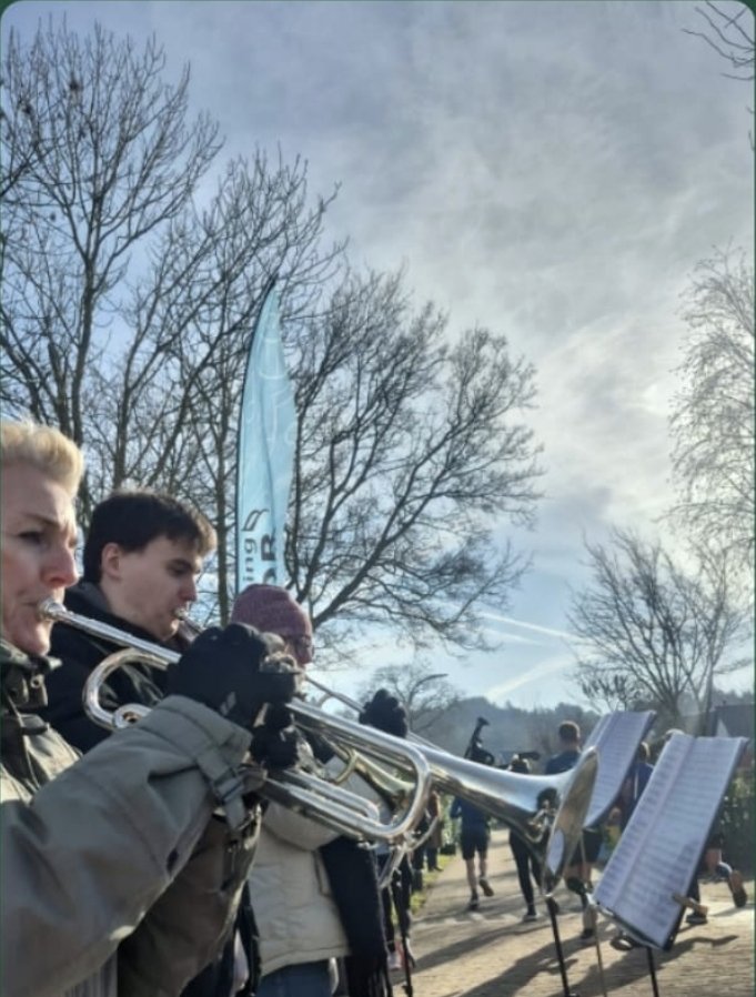 ExcelsiorO's tweet photo. De Twiskenootjes #Oostzaan spelen vandaag bij de Groet uit Schoorl Run! 🎶🏃‍♀️🎷🏃🎺 
#lopen #schoorl #run #lechampion #hardlopen @loopmaatjes @hardloopvriend https://t.co/i5LAKyBVHM