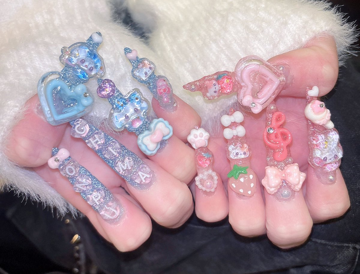 oyasumihime21_'s tweet photo. おんぷ生誕仕様ネイル❕❕
ピンクと青が好きとの事だったので
かわちくデコデコしますた( -'д-)y-~

本人に見せるの忘れた、、、wwwwww
みてーぷちゃーん、かあいいでしょー、

おんぷちまとお名前入れました〜❕ https://t.co/8Y8gOe7CX8