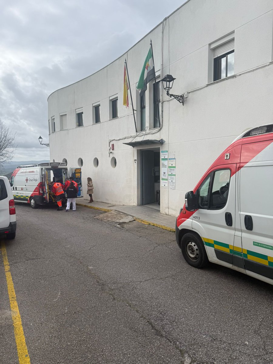 Siguiendo indicaciones de <a href="/JuntaEx112/">112 Extremadura</a> realizamos en Jerez de los Caballeros el retorno de las personas vulnerables de La Bazana y Valuengo con equipos de <a href="/CRE_Emergencias/">Cruz Roja Emergencias</a>
