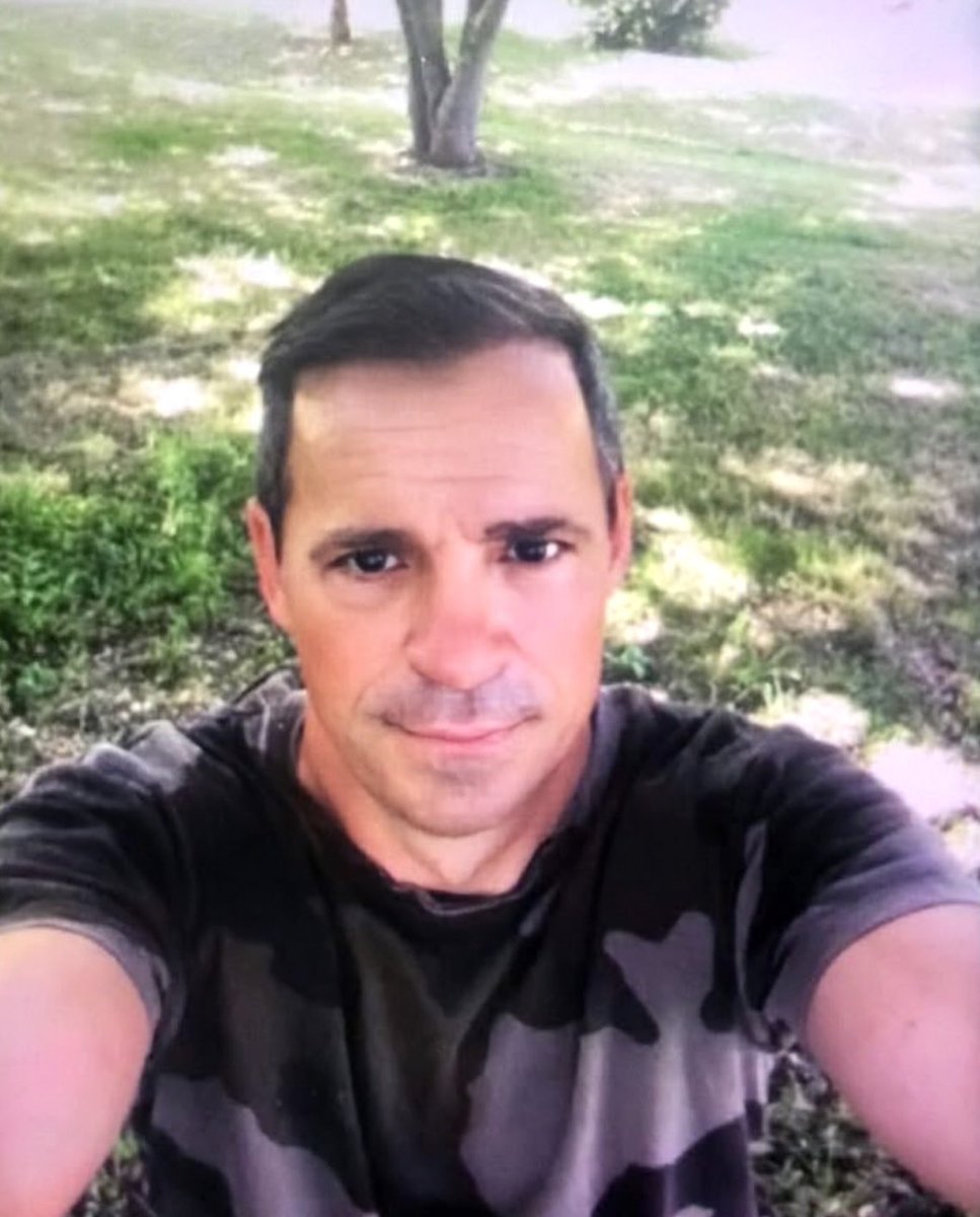 Fs_francaises_'s tweet image. Il s'appelait Buvat Sébastien. Il avait 51 ans. Sébastien a mis fin à ses jours à la suite d'un Trouble de stress post-traumatique.

Sébastien a été militaire durant 18 années chez les parachutistes.

À la demande de sa compagne, faites vivre sa mémoire en partageant cet hommage.