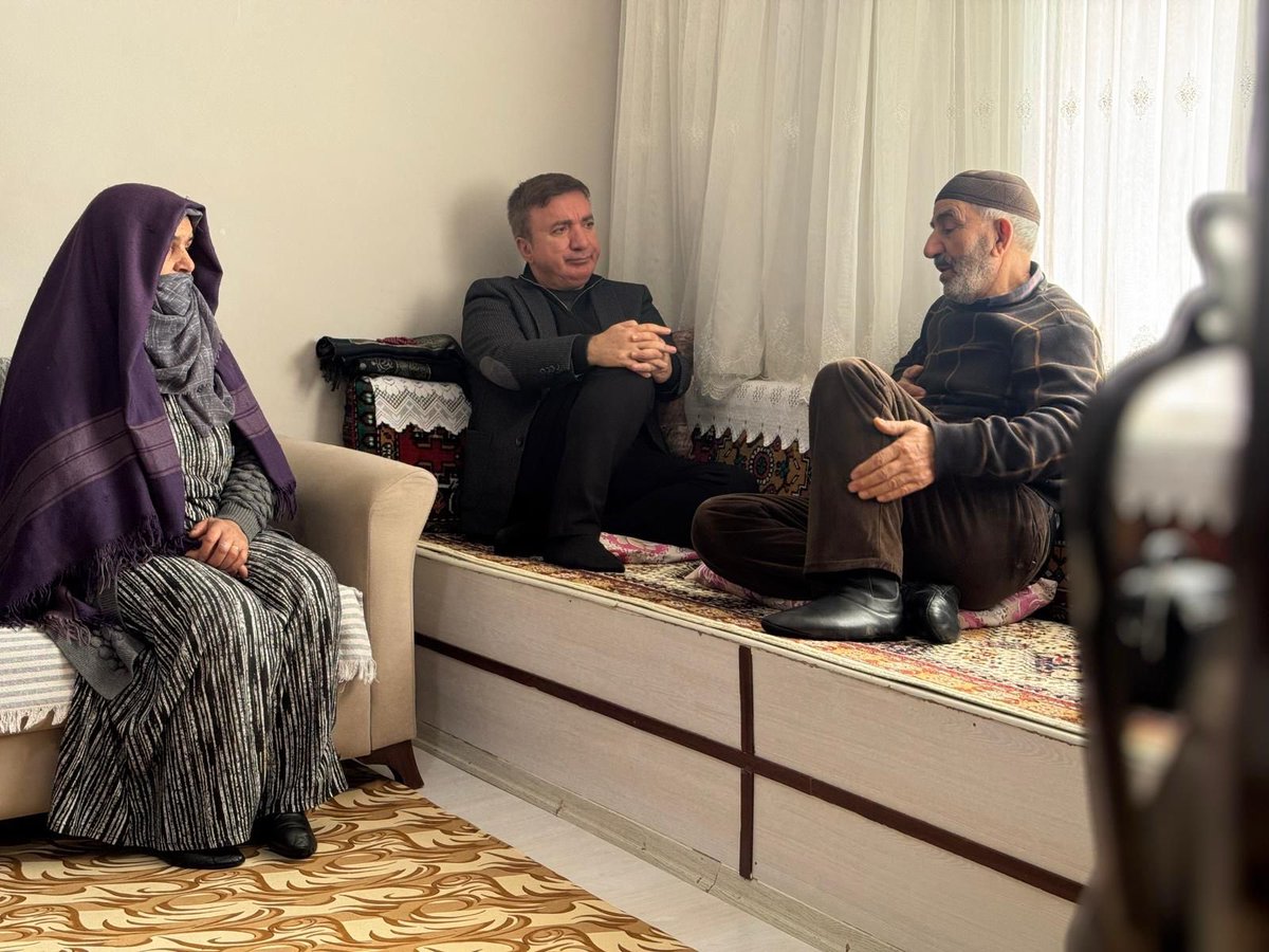 drhamzaydogdu's tweet photo. Burada zamanın acelesi yok;
usul usul, sessizce akıyor.
Sözler ölçülü, susmalar derin;
hürmet ile muhabbet diz dize oturmuş.

Halılar, yastıklar, dantelli örtüler, kırletler…

Birer aksesuar değil;
nizamın, intizamın sessiz nişanesi her biri.
Abartı yok; ne izi kalmış ne kokusu.

Güğümler bile sobanın üstünde fokurdamıyor,
sanki ses etmemek için anlaşmışlar.
Sıcaklığı hissettiriyor ama
kendini dayatmıyor.

Katlanmış bir seccadenin üzerinde bir tesbih;
ucunda asker iğnesi,
dualar eksik kalmasın diye.
Her tanede bir ömür saklı,
her durakta bir şükür, bir sabır bırakılmış.

Sözler kısık ama manalı;
susmak bile başlı başına bir edep.

Kimse acele etmiyor;
çünkü bu odada zaman değil, insan kıymetli.

Bu kare bir fotoğraf değil.
Bir hayat terbiyesi.
Bir gönül dersi.

Ahmet Amca, Melaha Teyze…

#Karadivanköyü