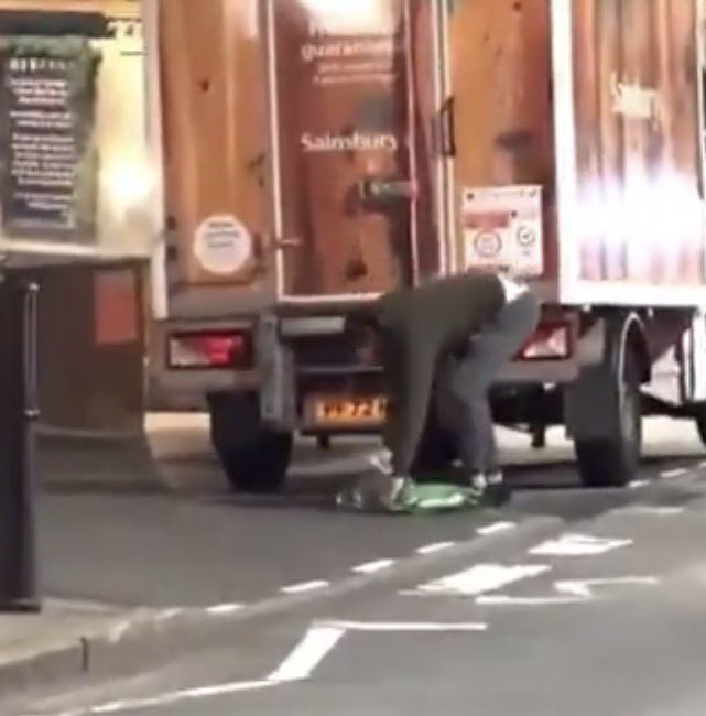 TheBritishScene's tweet image. The enrichment of London continues! This lovely Welsh choirboy steals food from #sainsburys delivery van and rides off without even being challenged. 

🇬🇧 Linktr.ee/UtdforBritain | Bit.ly/checkourstore 🇬🇧