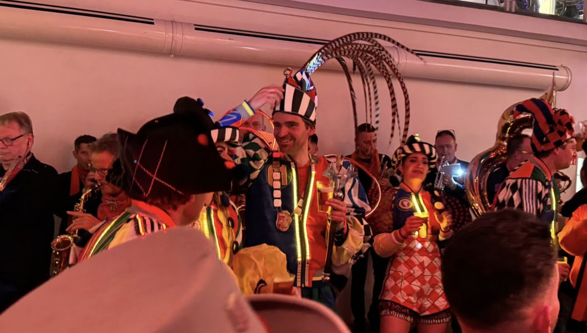 Studio040News's tweet photo. #Eindhoven has a new city prince. During this year’s carnival, Prince Kantinus (a.k.a. physiotherapist Dirk Michielsen) will rule over #Lampegat, the carnival name for Eindhoven. He was presented on Saturday evening during the Federation Ball.
More here: https://t.co/5MsrFZWG9M https://t.co/WhOvmwJ4BE