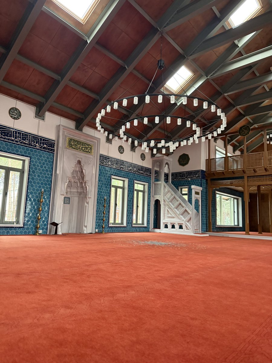 SerkanKayalar_'s tweet photo. Bugün yolumuz çok özel bir camiye düştü:

Samsun Üniversitesi Fahrettin Ulusoy Camisi

Samsun’un çatılı cami geleneğinden ilham alan, günümüz estetik dokunuşlarıyla zarafetle inşa edilmiş çok kıymetli bir eser.

Hat yazıları, çinileri ve kalem işlerinde hissedilen özen ve ruh gerçekten etkileyici.

Bu güzel mescidin banilerinden mimarlarına; böylesine nitelikli bir esere ev sahipliği yapan Samsun Üniversitesi’ne kadar emeği geçen herkesten Rabbim razı olsun.