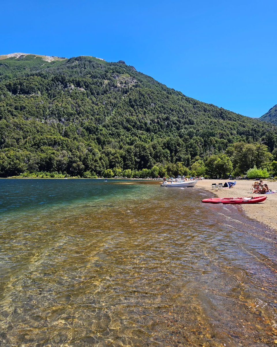 #PichiTraful, un rincón y un camping para no perderse si están paseando por la Ruta de los 7 Lagos. Playas neuquinas entre cerros y aguas claras #viviendoenpatagonia 👏🏼 Agenden!✍🏼Lindo finde twitter!🏖🛶🩵