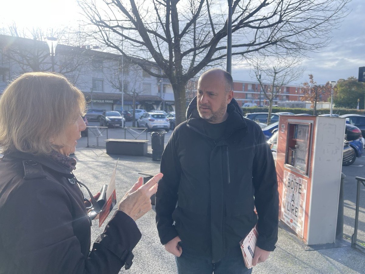 M_lalane's tweet photo. Des rencontres, des échanges, des sourires ☀️
belle matinée sur les marchés de #Toulouse pour parler de @jmoudenc2026 💜 https://t.co/xFMI90YeKV