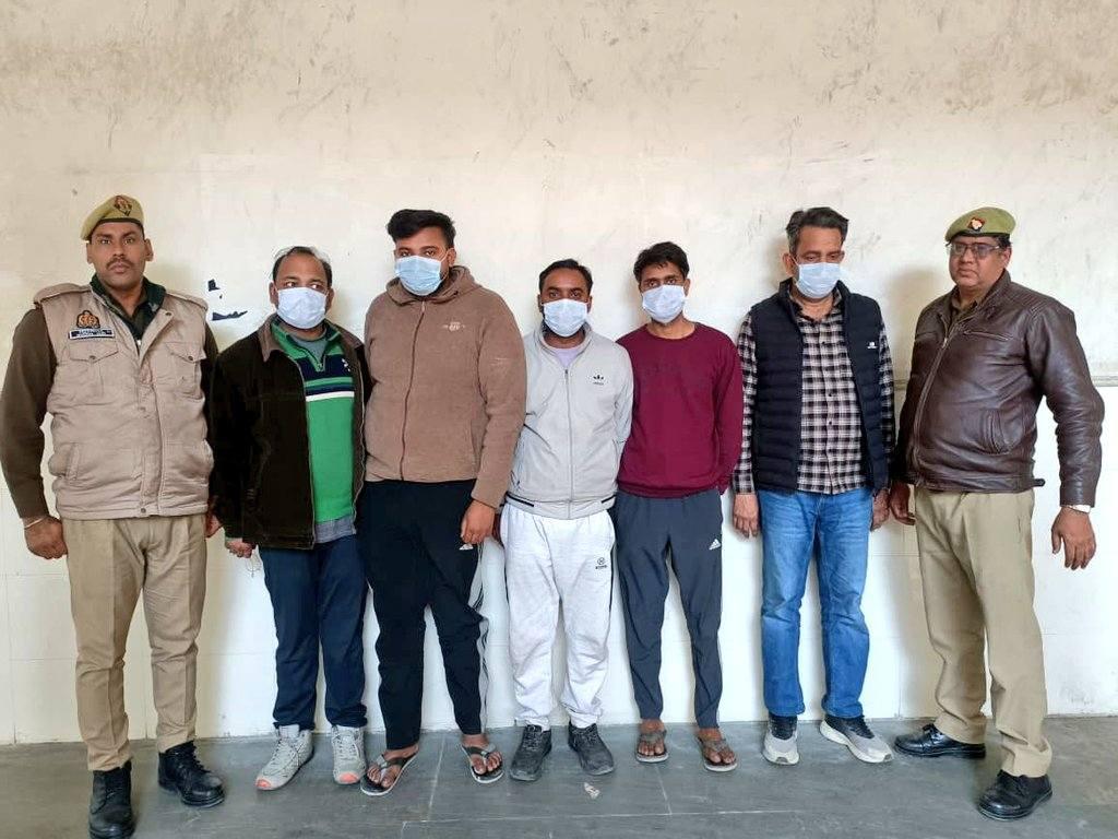 ये है Himalaya कंपनी की Liv–52 Tablet 

Liver की बीमारी में खाई जाती है और Medical Store से आसानी से मिल जाती हैं

सोचिए, इतनी Branded Company के नाम पर भी नकली दवाई बन रही थी

सोनीपत की Factory में दवाई बनाई जा रही थी
खाली डिब्बी, रैपर मेरठ में बनते थे

मयंक अग्रवाल, अनूप गर्ग,