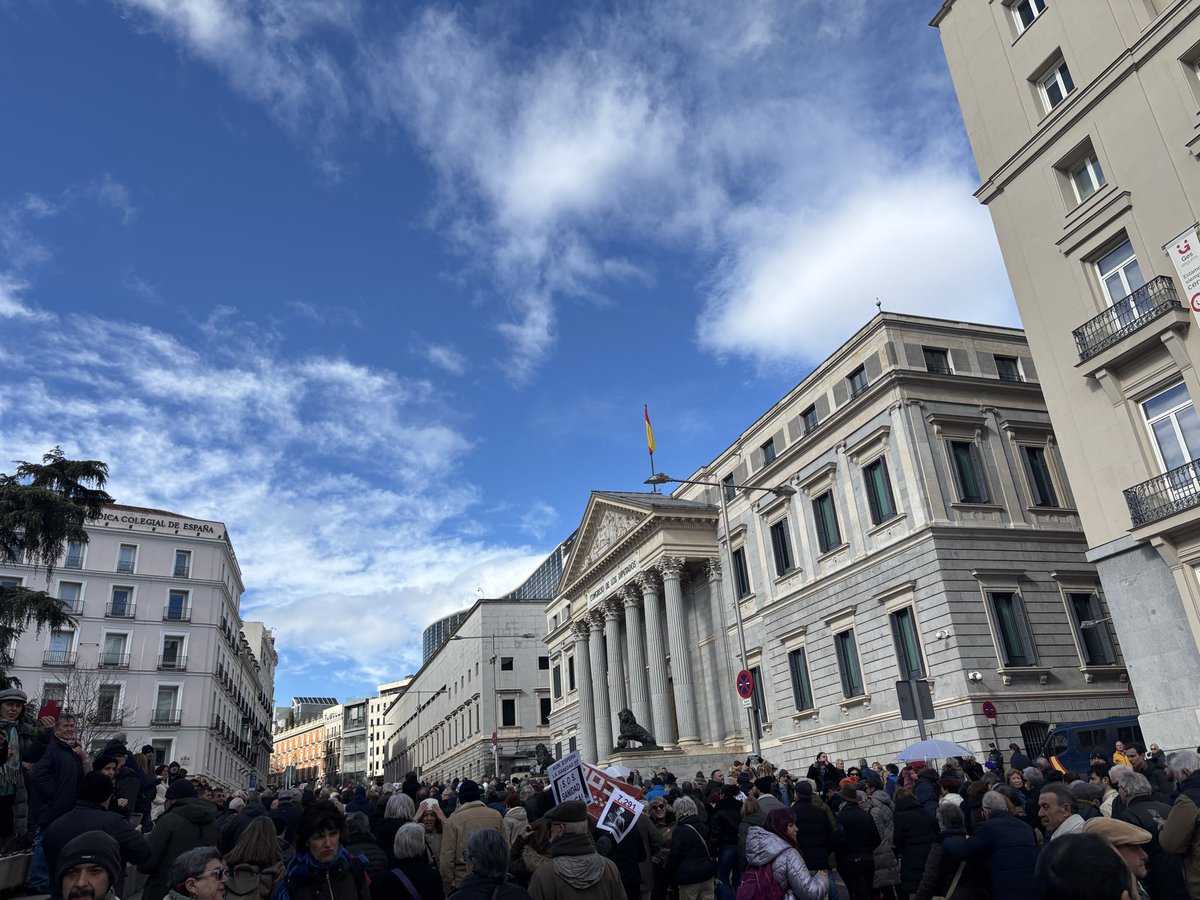 MorenoG_Agustin's tweet image. Un éxito la manifestación Salvar la Sanidad Pública en Madrid. Muchos miles de personas contra la política del Gobierno de Ayuso de cargarse uno de los bienes públicos más importantes: la #SanidadPública para beneficio de Quirón
Frente a las Cortes y camino de Sol
#ESTAPASANDO