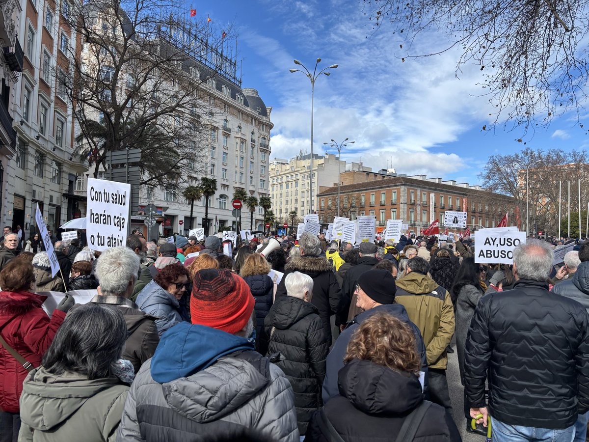 MorenoG_Agustin's tweet image. Un éxito la manifestación Salvar la Sanidad Pública en Madrid. Muchos miles de personas contra la política del Gobierno de Ayuso de cargarse uno de los bienes públicos más importantes: la #SanidadPública para beneficio de Quirón
Frente a las Cortes y camino de Sol
#ESTAPASANDO